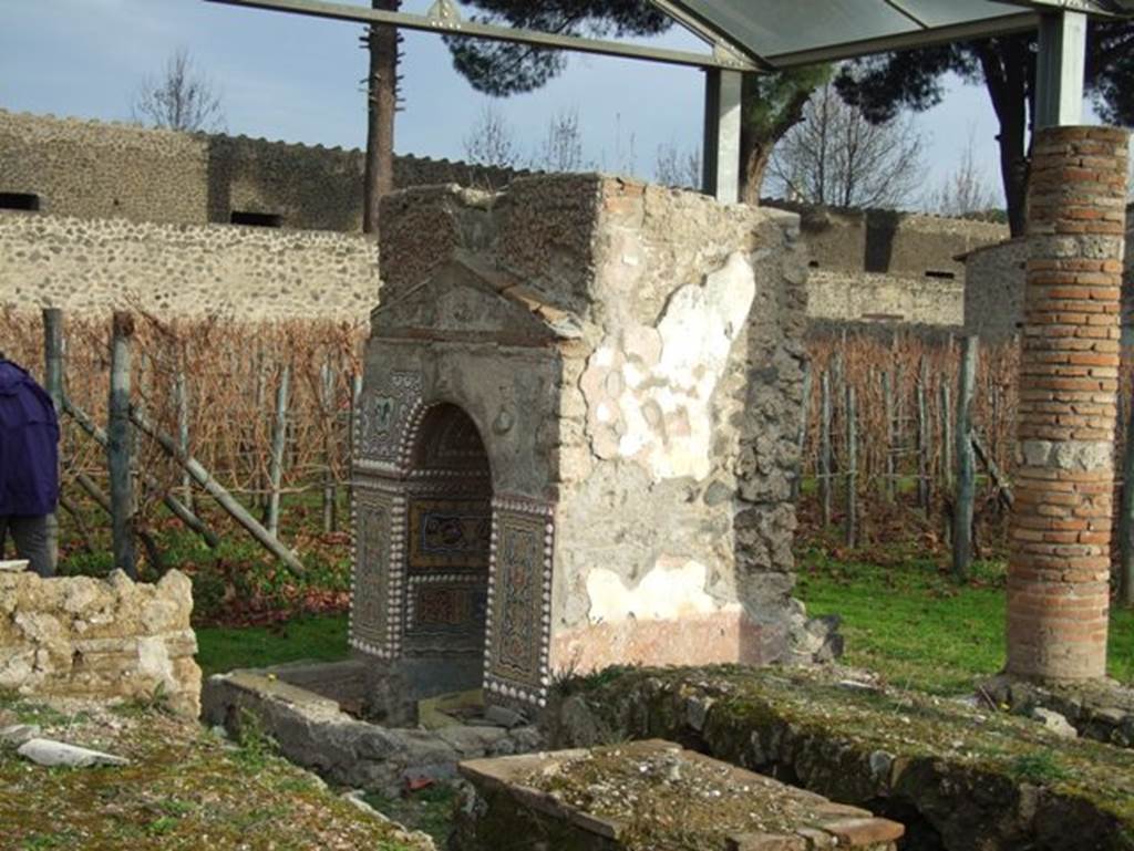 II.9.7. Garden entrance to House of Summer Triclinium.  December 2007.  Looking south east to Triclinium and fountain on south side.
