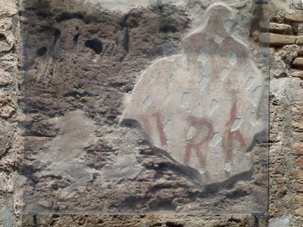 III.1.1 Pompeii. May 2010. Detail of the remains of painted graffiti between III.1.1 and III.1.2.
According to Varone and Stefani, painted graffiti can be read on this pilaster.
CIL IV 7121 below, and above it the remains of CIL IV 7122 but only the M and II.
See Varone, A. and Stefani, G., 2009. Titulorum Pictorum Pompeianorum, Rome: L’Erma di Bretschneider, p. 231, and photo.

According to Epigraphik-Datenbank Clauss/Slaby (See www.manfredclauss.de), these read as-

 [A]buriu[m]    [CIL IV 7121]

Cassium IIvir(um)    [CIL IV 7122]

