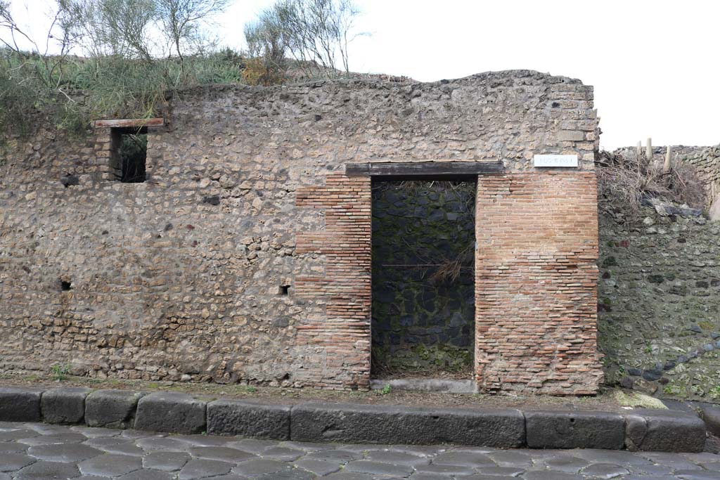 III.1.6 Pompeii. December 2018. Entrance doorway on north side of Via dell�Abbondanza. Photo courtesy of Aude Durand.