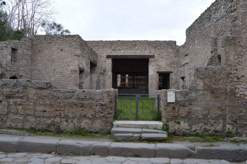 III.2.1, Pompeii. March 2018. Looking towards entrance doorway on north side of Via dell’Abbondanza.
Foto Taylor Lauritsen, ERC Grant 681269 DÉCOR.
