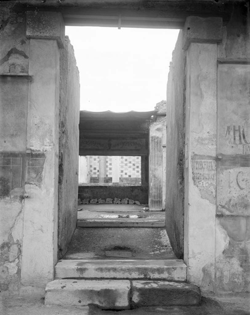 III.2.1 Pompeii. Undated old photograph (pre 1943) showing the entrance doorway, looking north into atrium.
Foto Taylor Lauritsen, ERC Grant 681269 DÉCOR.
