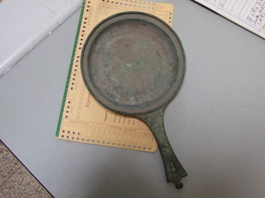 III.2.1 Pompeii.  Bronze pan found in 1915 near the west wall of the atrium. 
SAP inventory number 2195.
