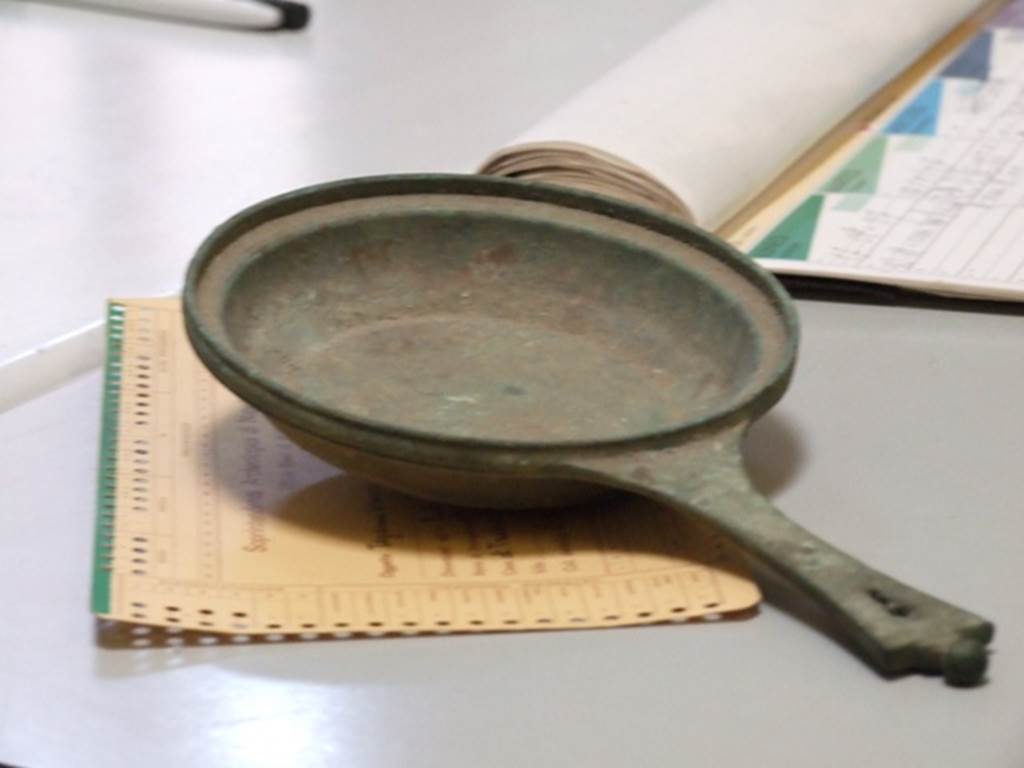 III.2.1 Pompeii.  Detail of bronze pan found near the west wall of the atrium.  SAP inventory number 2195.
