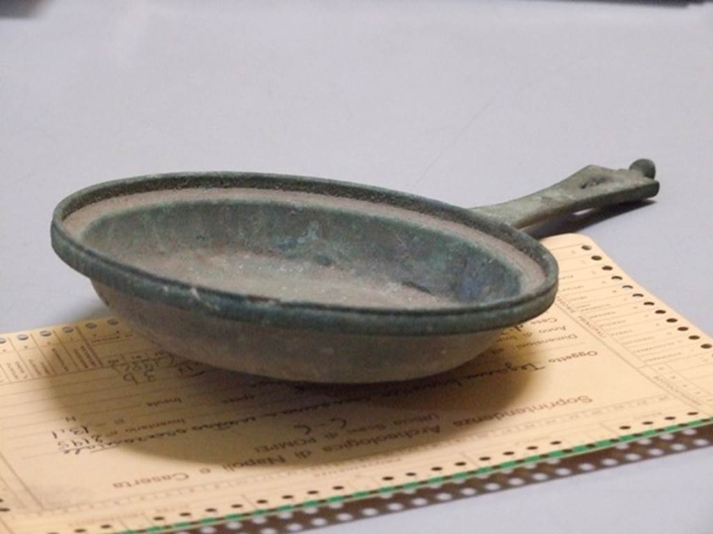 III.2.1 Pompeii.  Detail of bronze pan found near the west wall of the atrium.  SAP inventory number 2195.

