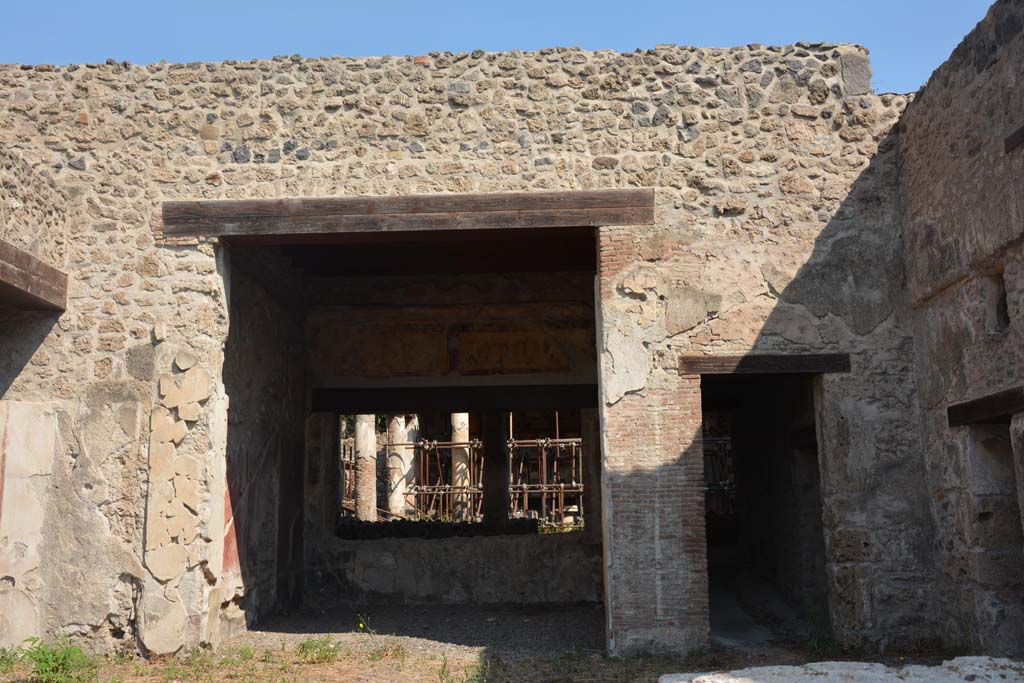 III.2.1 Pompeii. July 2017. Looking north across atrium towards tablinum.
Foto Annette Haug, ERC Grant 681269 D�COR.
