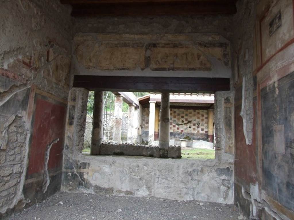 III.2.1 Pompeii.  March 2009.  Room 9.  Tablinum.  North wall with window.