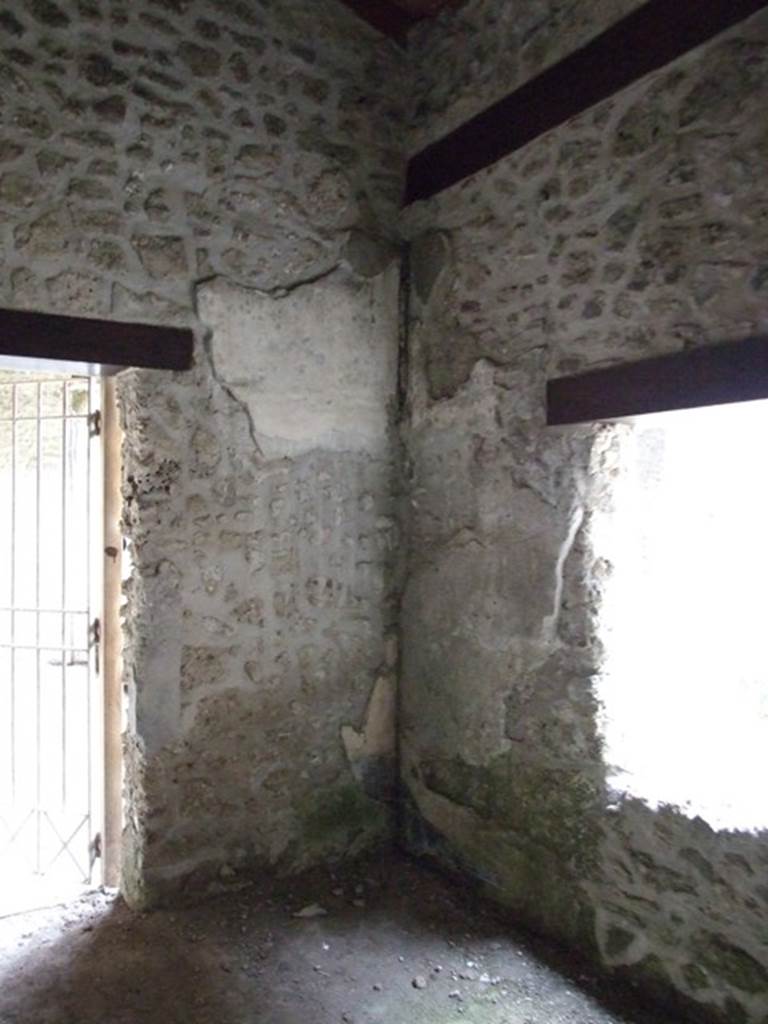III.2.1 Pompeii.  March 2009.  Room 14. Triclinium?.  South west  corner.
