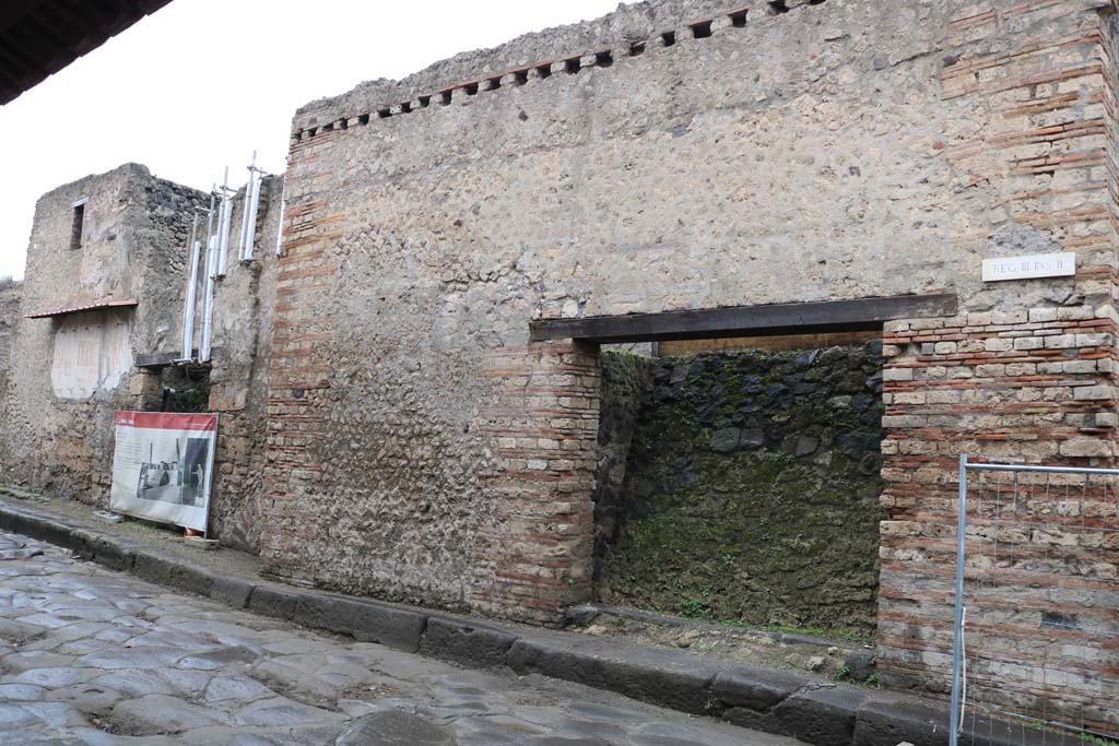 III.2.3 Pompeii, on right, and III.2.2, on left. December 2018. 
Entrance doorways on north side of Via dell�Abbondanza. Photo courtesy of Aude Durand.

