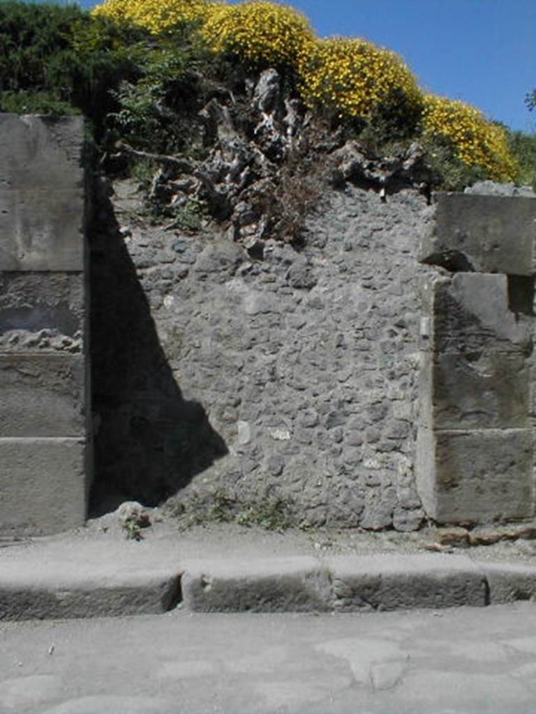 III.3.2 Pompeii. May 2005. Entrance doorway, partly excavated.
According to Varone and Stefani, on the left pilaster, between III.3.1 and III.3.2 would have been CIL IV 7642 and 7643, which are not conserved.

N(umerium) P(opidium) R(ufum) IIvir(um) 
vicini  rog(ant)      [CIL IV 7642]

A(ulum) Suettium Verum 
aed(ilem) o(ro) v(os) f(aciatis) [3]ct() [3]us 
veterarius rogat       [CIL IV 7643]

See Varone, A. and Stefani, G., 2009. Titulorum Pictorum Pompeianorum, Rome: L�Erma di Bretschneider, (p.242-244 with photos).
See Epigraphik-Datenbank Clauss/Slaby (www.manfredclauss.de).
