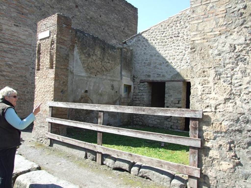 III.4.1 Pompeii. March 2009. Looking north-west across entrance doorway, towards west wall with niche.