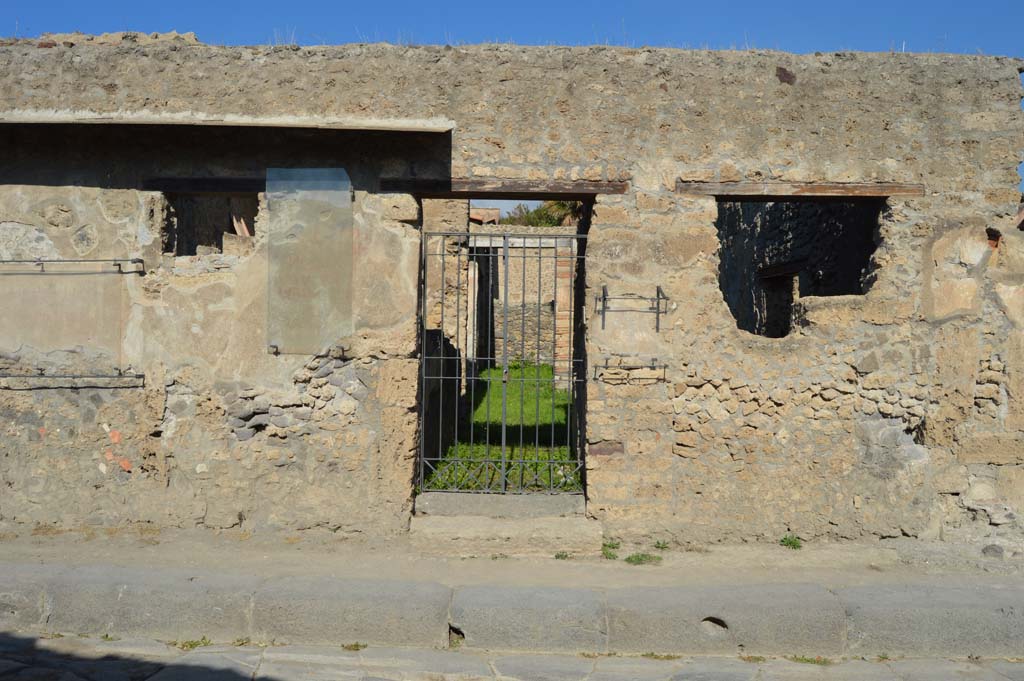 III.4.2 Pompeii. October 2017. Looking north to entrance doorway.
Foto Taylor Lauritsen, ERC Grant 681269 DÉCOR.

