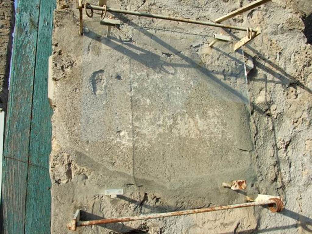 III.4.2  Pompeii. December 2007. Remains of painted graffito to right of entrance. On the east side (on the right), under the protective glass, was the site of CIL IV 7685. See Varone, A. and Stefani, G., 2009. Titulorum Pictorum Pompeianorum, Rome: L’erma di Bretschneider, (p.256 with photo)
According to Epigraphik-Datenbank Clauss/Slaby (See www.manfredclauss.de), it read as – 
Holconium 
Priscum d(uumvirum) i(ure) d(icundo) o(ro) v(os) f(aciatis)
Polites cliens     [CIL IV 7685]