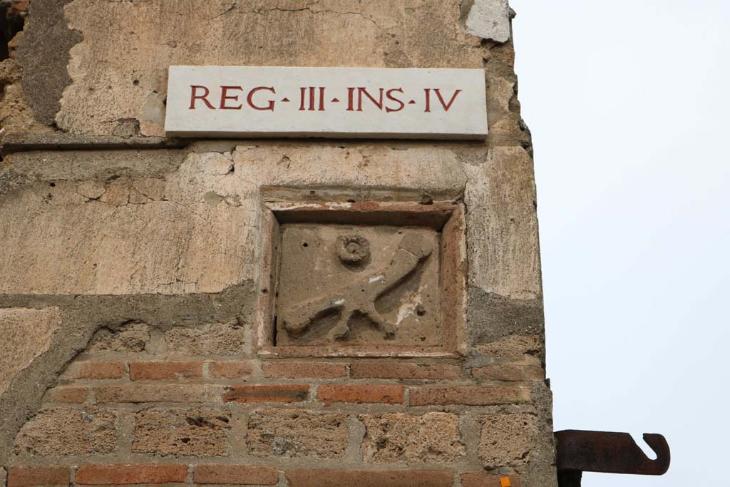 III.4.3 Pompeii. December 2018. Plaque with phallus on east end of insula, in south-east corner. Photo courtesy of Aude Durand.