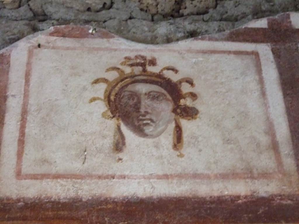 III.4.b. Pompeii.  March 2009.  Room 5.  Triclinium.    Upper south wall.  Painting of face.