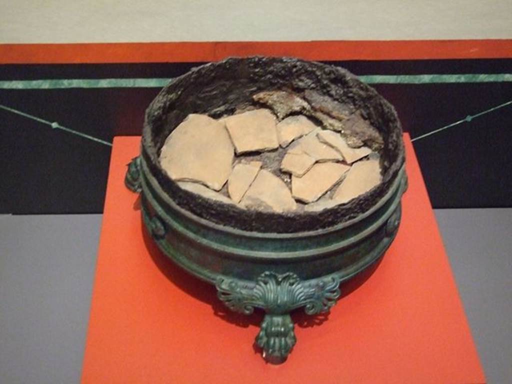 III.4.b Pompeii.  Portable bronze and iron brazier.  SAP 2647. Photographed at “A Day in Pompeii” exhibition at Melbourne Museum.  September 2009.