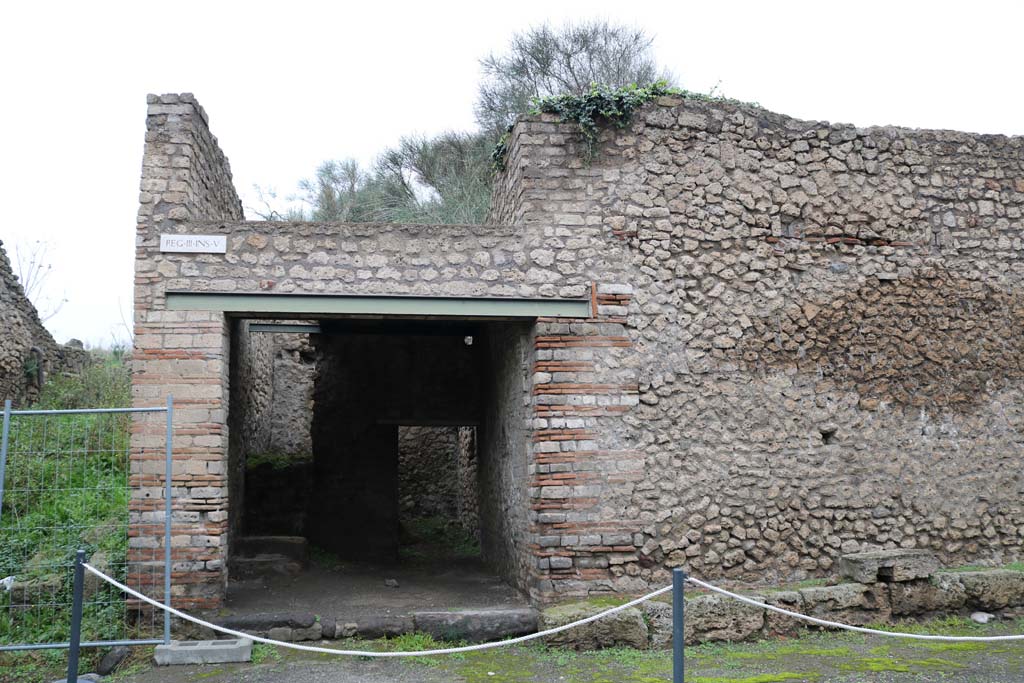 III.5.1 Pompeii. December 2018. Entrance doorway on north side of Via dell�Abbondanza. Photo courtesy of Aude Durand