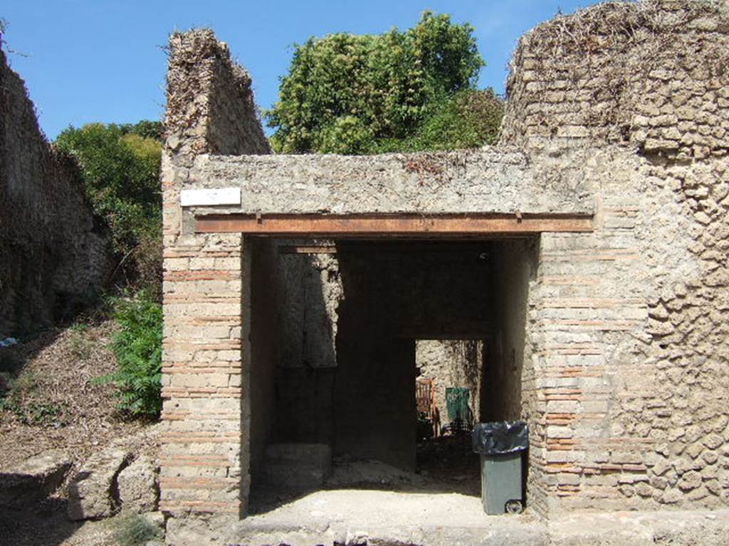 III.5.1 Pompeii. September 2005. Entrance and upper floor. The original fa�ade of this shop was shaken by the bomb that fell across the Via dell�Abbondanza at the north-east corner of II.1.  According to Della Corte this used to have an ample balcony.  On the red plasterwork of a pilaster on the balcony was a long graffito, CIL IV 8873.  According to Epigraphik-Datenbank Clauss/Slaby (See www.manfredclauss.de), it read -
{H}Omnes nego deos vinca(t) vinca(t) pantorgana Tal() 
cit(h)ar(o)edus cantat Apol(l)o tibicina nempe ego 
Came(l)o(p)ardus (h)abet cor ut Achille(s) ob clar{r}ita(tem) 
sum rabid(a) ia(m) Volcanus e(m) medicina est       [CIL IV 8873]
Three electoral recommendations were also found here, one to the left and two to the right of the entrance naming Pascius Hermes.
A(ulum) Vettium aed(ilem) / Pascius faci[t]   [CIL IV 7718] 
Firmum aed(ilem) / Pascius facit   [CIL IV 7721]
(rogat) (Pascius) Hermes   [CIL IV 7722].
See Della Corte, M., 1965.  Case ed Abitanti di Pompei. Napoli: Fausto Fiorentino. (p. 368)
According to Epigraphik-Datenbank Clauss/Slaby (See www.manfredclauss.de), these read -
A(ulum)  Vettium  aed(ilem) 
Pascius  faci[t]      [CIL IV 7718]
Firmum  aed(ilem) 
Pascius  facit      [CIL IV 7721]
A(ulum)  Settium  Verum 
aed(ilem)  d(ignum)  r(ei)  p(ublicae)  o(ro)  v(os)  f(aciatis)  Hermes.    [CIL IV 7722]
According to Varone and Stefani, on the west pilaster (left) were CIL IV 7717, 7718 and 7719.  On the east of the entrance (on the right) were CIL IV 7720, 7721, 7722 and 7723.  See Varone, A. and Stefani, G., 2009. Titulorum Pictorum Pompeianorum, Rome: L�erma di Bretschneider, (p.277)
According to Epigraphik-Datenbank Clauss/Slaby (See www.manfredclauss.de), they read as �
L(ucium)  C(eium)  S(ecundum)  IIv(irum)  i(ure)  d(icundo)      [CIL IV 7717]
Capell[am      [CIL IV 7719]
C(aium)  C(alventium)  S(ittium)  M(agnum)  IIv(irum)      [CIL IV, 7720]
L(ucium)  Albucium  a[ed(ilem)      [CIL IV 7723]
