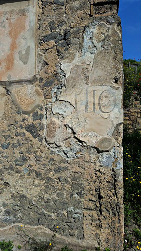 III.6.1 Pompeii. 2016/2017. 
East end of front façade between two entrances. Photo courtesy of Giuseppe Ciaramella.

