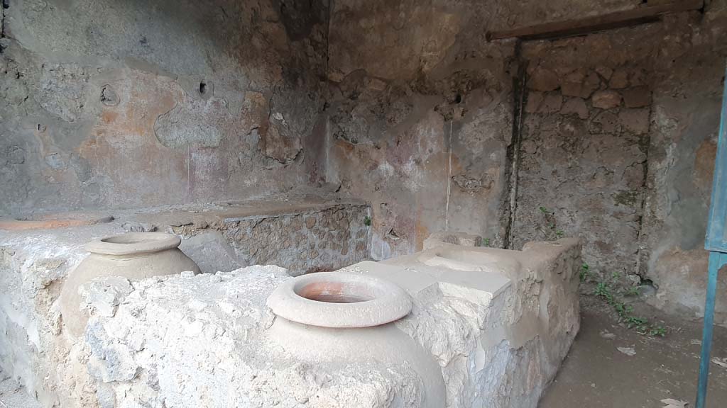 III.6.1 Pompeii. July 2021. Looking north-west across counter with dolia and hearth.
Foto Annette Haug, ERC Grant 681269 DÉCOR.
