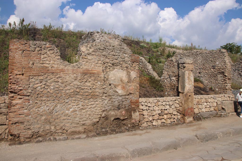 III.6.5 Pompeii. October 2022. Looking north to entrance doorway, in centre, with entrance at III.6.6, on right. Photo courtesy of Klaus Heese