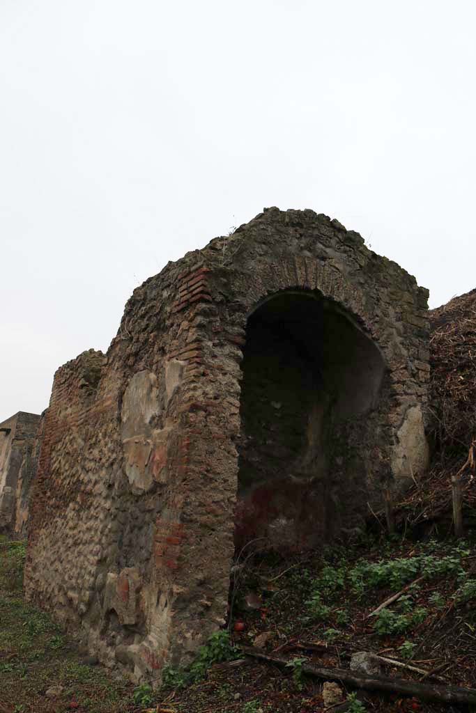 III.6.5 Pompeii. December 2018. 
Large recess/niche on west side of entrance corridor. Photo courtesy of Aude Durand.

