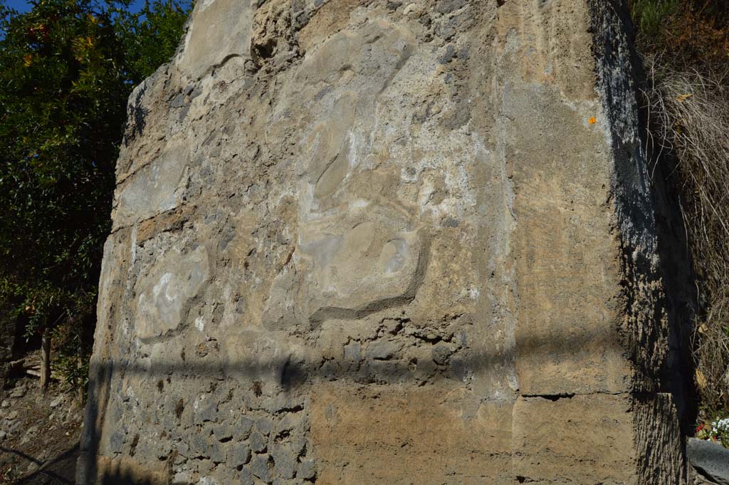 III.7.1 Pompeii. October 2017. Detail of remaining wall on west side of entrance doorway, on right.
Foto Taylor Lauritsen, ERC Grant 681269 DÉCOR.

