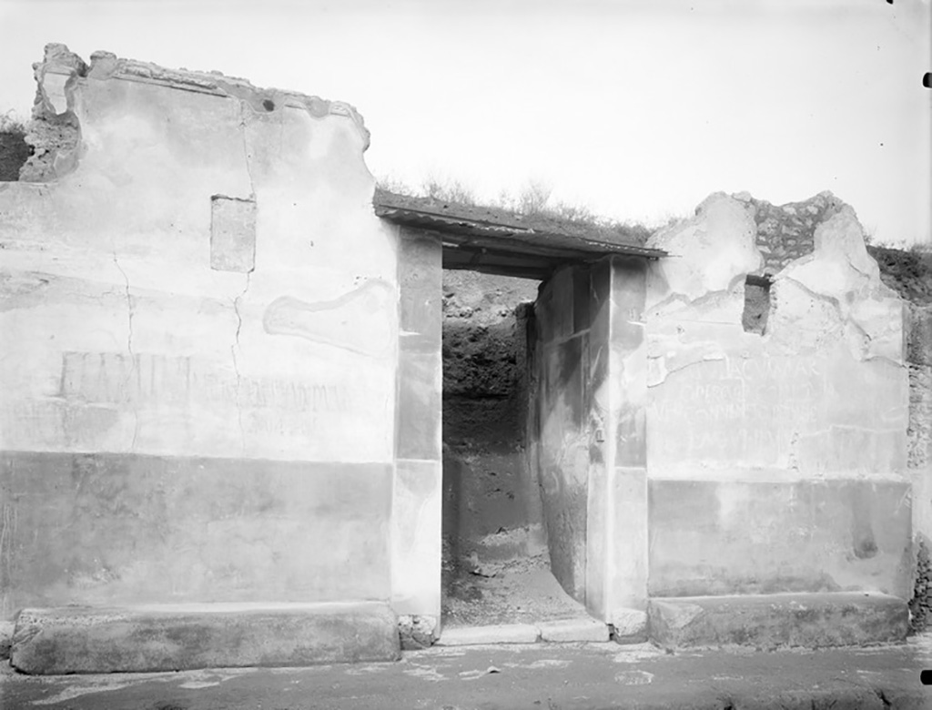 III.7.1 Pompeii. Undated photo of entrance doorway, on north side of Via dell’Abbondanza.
Foto Taylor Lauritsen, ERC Grant 681269 DÉCOR.
