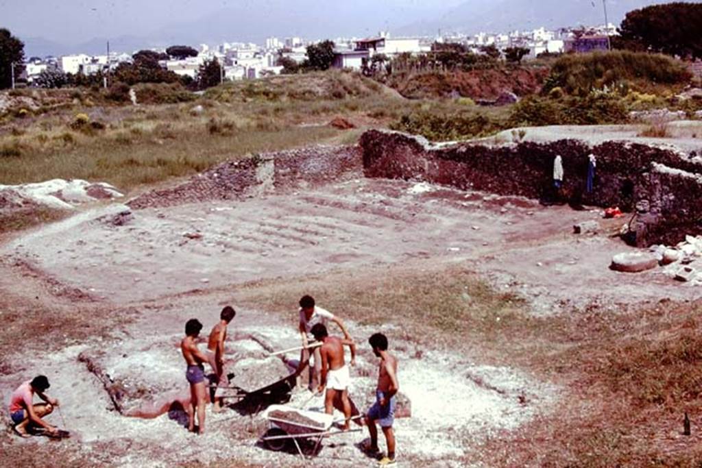 III.7 Pompeii. 1976. Looking south-east across triclinium, during the clearing of its lapilli. Photo by Stanley A. Jashemski.   
Source: The Wilhelmina and Stanley A. Jashemski archive in the University of Maryland Library, Special Collections (See collection page) and made available under the Creative Commons Attribution-Non Commercial License v.4. See Licence and use details. J76f0351
