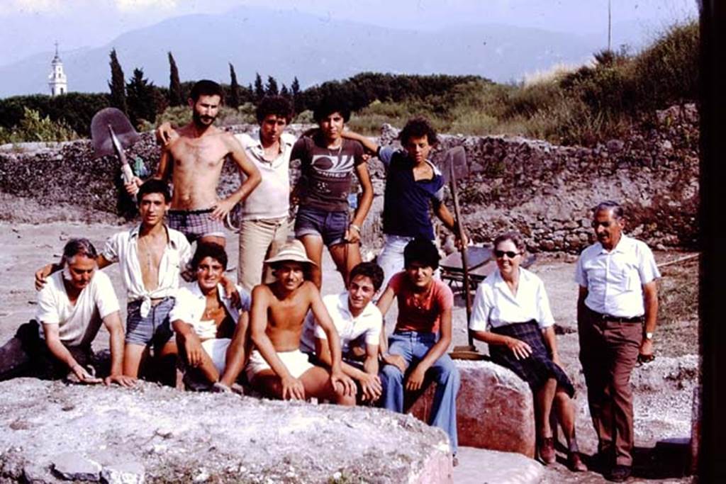 III.7 Pompeii. 1976. Wilhelmina�s workers resting on the triclinium. Photo by Stanley A. Jashemski.   
Source: The Wilhelmina and Stanley A. Jashemski archive in the University of Maryland Library, Special Collections (See collection page) and made available under the Creative Commons Attribution-Non Commercial License v.4. See Licence and use details. J76f0443
