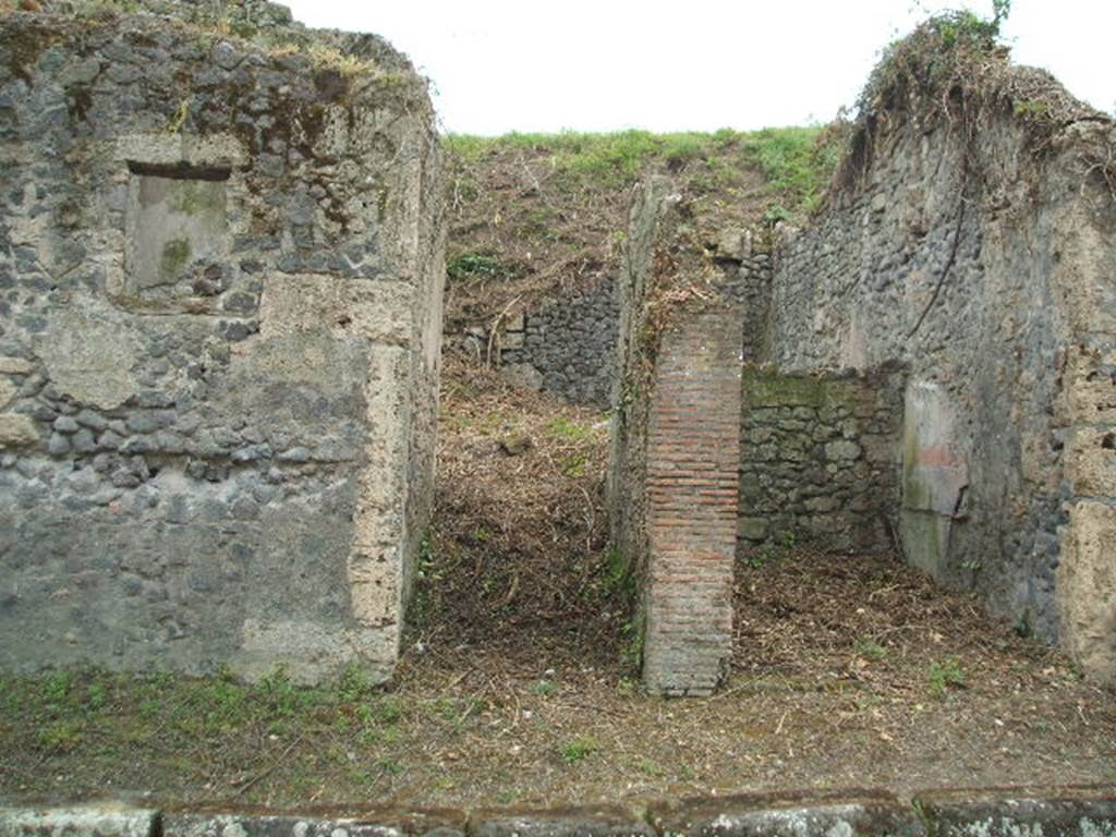 III.8.4 Pompeii (on left). May 2005.  Entrance of fauces leading to atrium. According to Liselotte Eschebach the painting identified by Fr�hlich as F22 may come from the facade of this house. See Eschebach, L., 1993. Geb�udeverzeichnis und Stadtplan der antiken Stadt Pompeji. K�ln: B�hlau. (p. 111).