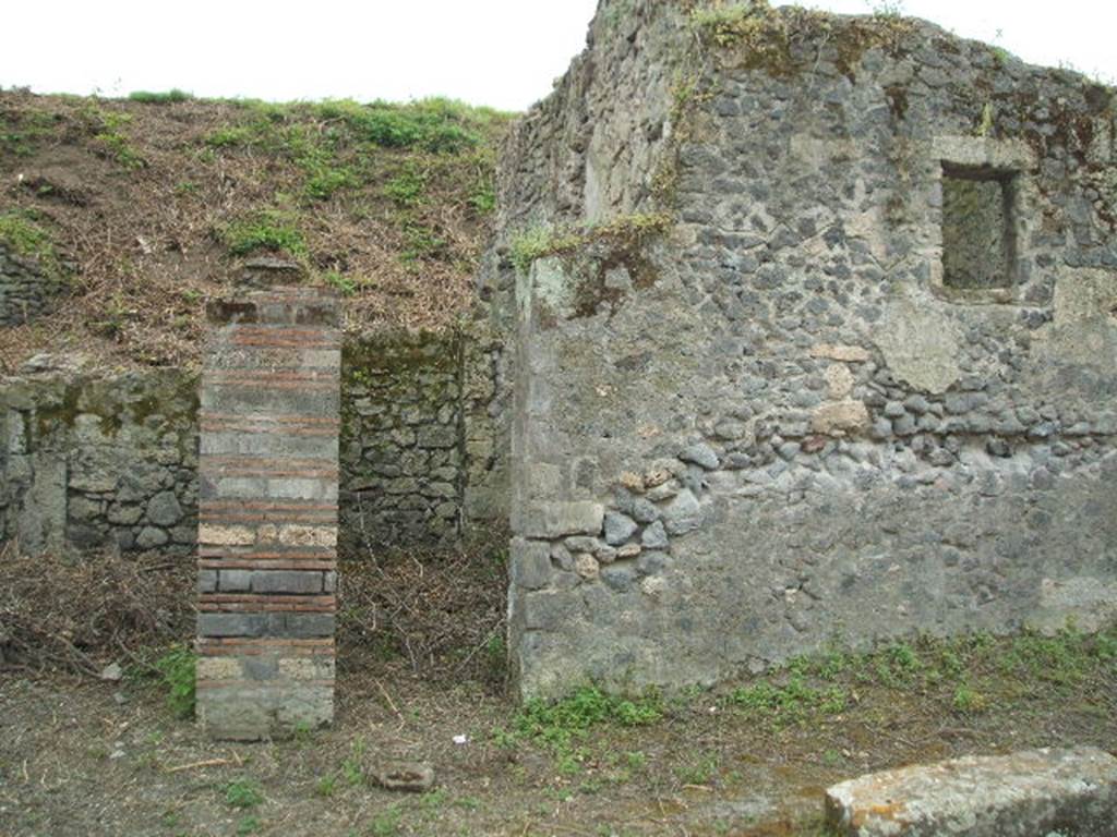 III.8.5 Pompeii (in centre) and III.8.6 (on left). May 2005.Entrance leading to room with rear door which has been blocked up. Between the front door and rear door is a room.
According to Liselotte Eschebach this could be steps to the upper floor, or it could be a cella meretricia or a latrine. See Eschebach, L., 1993. Geb�udeverzeichnis und Stadtplan der antiken Stadt Pompeji. K�ln: B�hlau. (p. 111).
