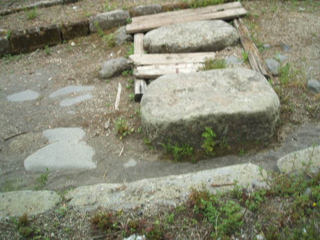 Stepping stones in Via Nola, outside III.10.4, Pompeii.  May 2005