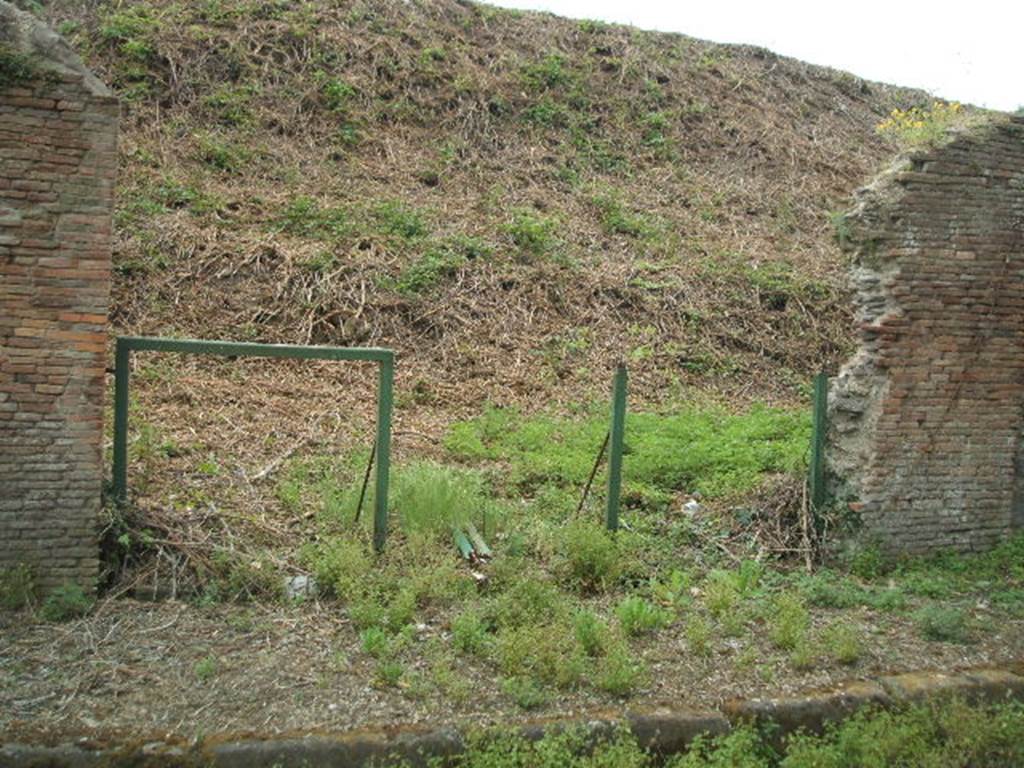 III.11.5 Pompeii. May 2005. Entrance to caupona, and steps to upper floor.
It is difficult to reconcile the entrances in this insula with the plans as the entrances onto Via Nola have been filled in or are unexcavated.