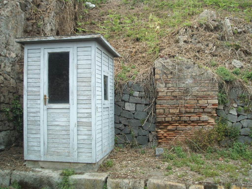 IV.1.d and IV.1.e Pompeii behind custodians shed. May 2006.
According to Liselotte Eschebach, there were Lararium paintings here.
She suggested this may possibly be F26 identified by Fr�hlich as from Regio IV.
See Eschebach, L., 1993. Geb�udeverzeichnis und Stadtplan der antiken Stadt Pompeji. K�ln: B�hlau. (p.116, IV.1.5).

