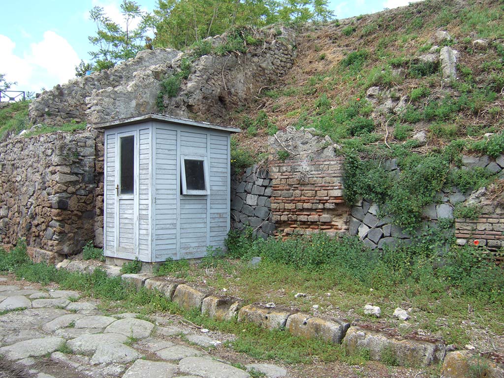 IV.1.d and IV.1.e Pompeii (behind shed) and IV.1.f (right) May 2006