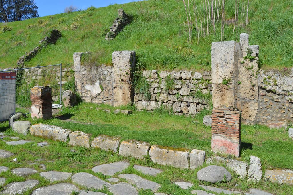 IV.2.a, Pompeii. March 2018. Looking north-west towards entrance doorway on north side of Via di Nola.
Foto Taylor Lauritsen, ERC Grant 681269 D�COR.
