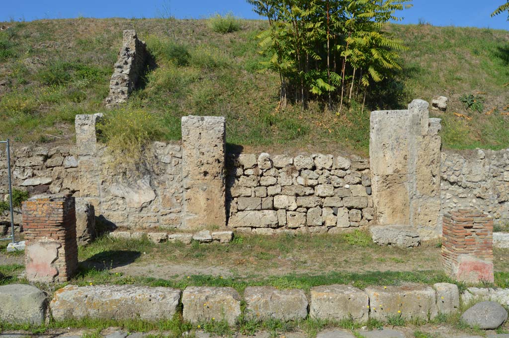 IV.2.a, Pompeii. October 2017. Looking north towards upper side wall in unexcavated roadway, centre left.
Foto Taylor Lauritsen, ERC Grant 681269 D�COR.

