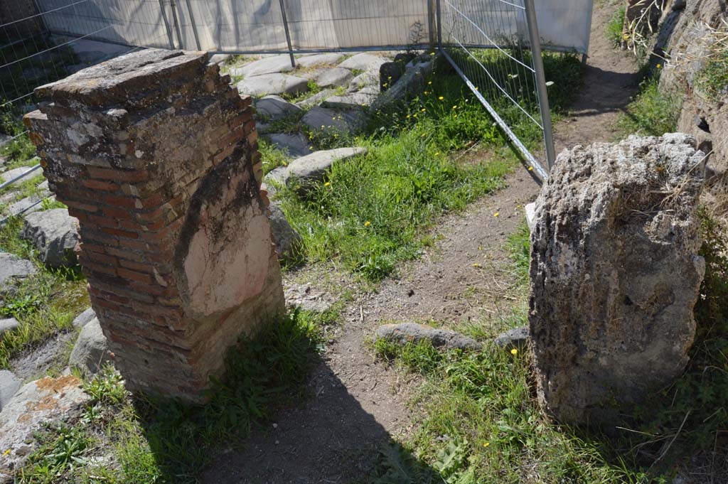 IV.2.a, Pompeii. October 2017. 
West end of pillared portico on Via di Nola, looking towards north side of plastered painted pilaster, on left.
Foto Taylor Lauritsen, ERC Grant 681269 D�COR.
