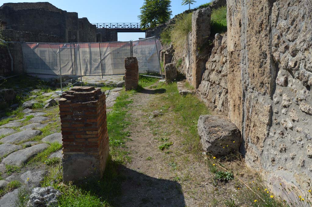 IV.2.a, Pompeii. October 2017. Looking west from under site of pillared portico, from east end.
Foto Taylor Lauritsen, ERC Grant 681269 D�COR.
