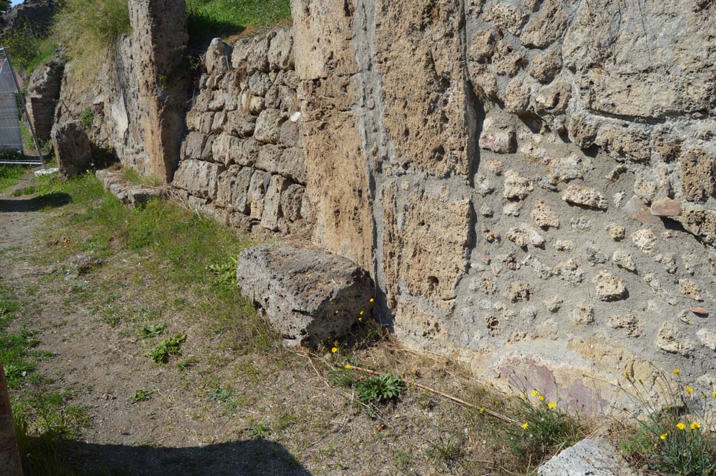 IV.2.a, Pompeii. October 2017. East end of front fa�ade, with entrance doorway, centre left.
Foto Taylor Lauritsen, ERC Grant 681269 D�COR.
