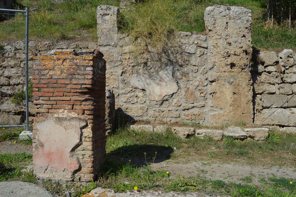 IV.2.a, Pompeii. October 2017. Looking north under pillared portico towards west end of front fa�ade with remaining painted stucco.
Foto Taylor Lauritsen, ERC Grant 681269 D�COR.
