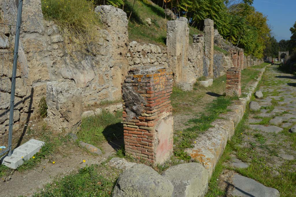 IV.2.a, Pompeii. October 2017. Looking east along front fa�ade of pilastered portico on Via di Nola.
Foto Taylor Lauritsen, ERC Grant 681269 D�COR.
