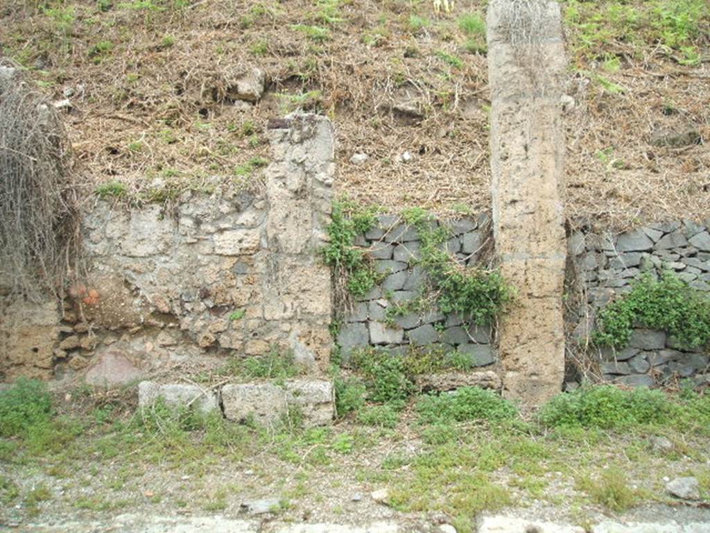 IV.2.b Pompeii. May 2005. West side of entrance.