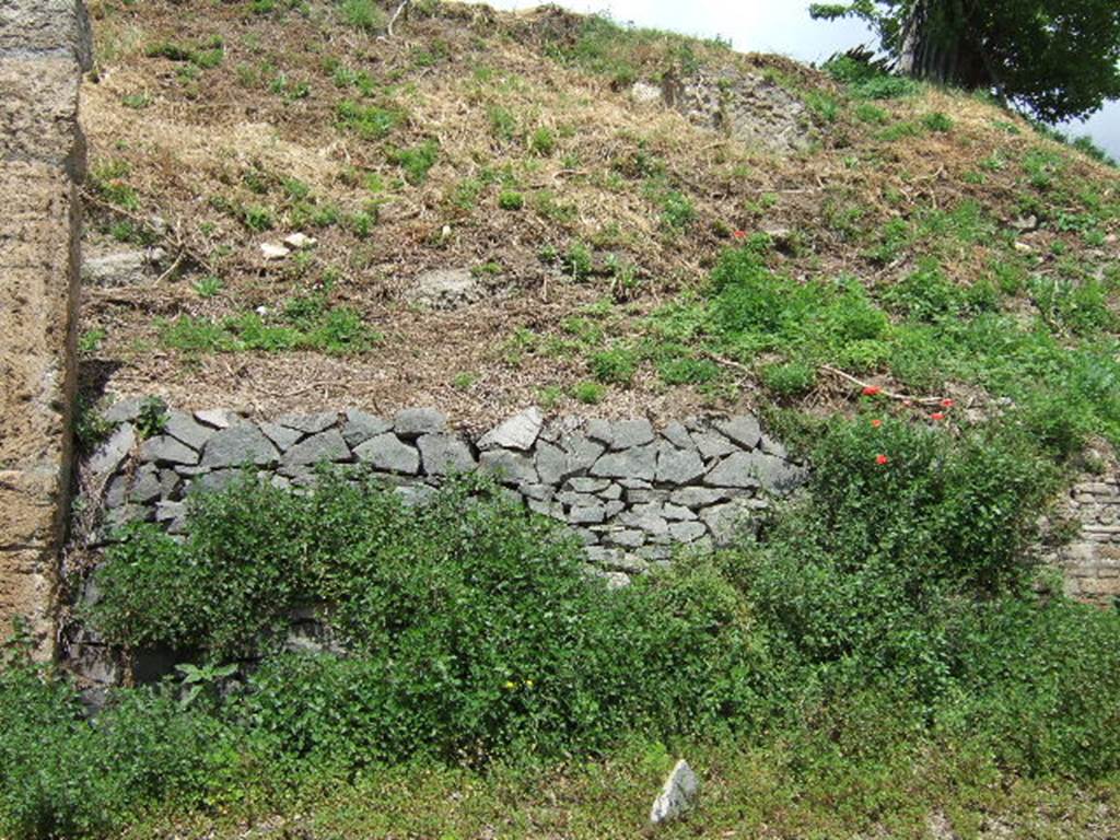 IV.2.b or IV.2.c? Pompeii. May 2006. East side of entrance.