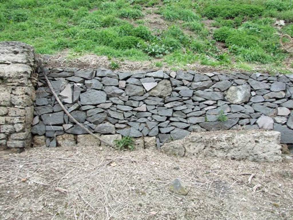 IV.3.c Pompeii. March 2009. Entrance. According to Della Corte, found here was a graffito �  
Hermes rog(at)    [CIL IV 441]
See Della Corte, M., 1965.  Case ed Abitanti di Pompei. Napoli: Fausto Fiorentino. (p.141)
According to Epigraphik-Datenbank Clauss/Slaby (See www.manfredclauss.de), it read -
Samellium  aed(ilem)  Herm()  rog(at)      [CIL IV 441]
