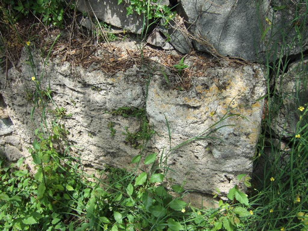 IV.5.b Pompeii.  May 2006.  Large block of stone on west side of door fa�ade.