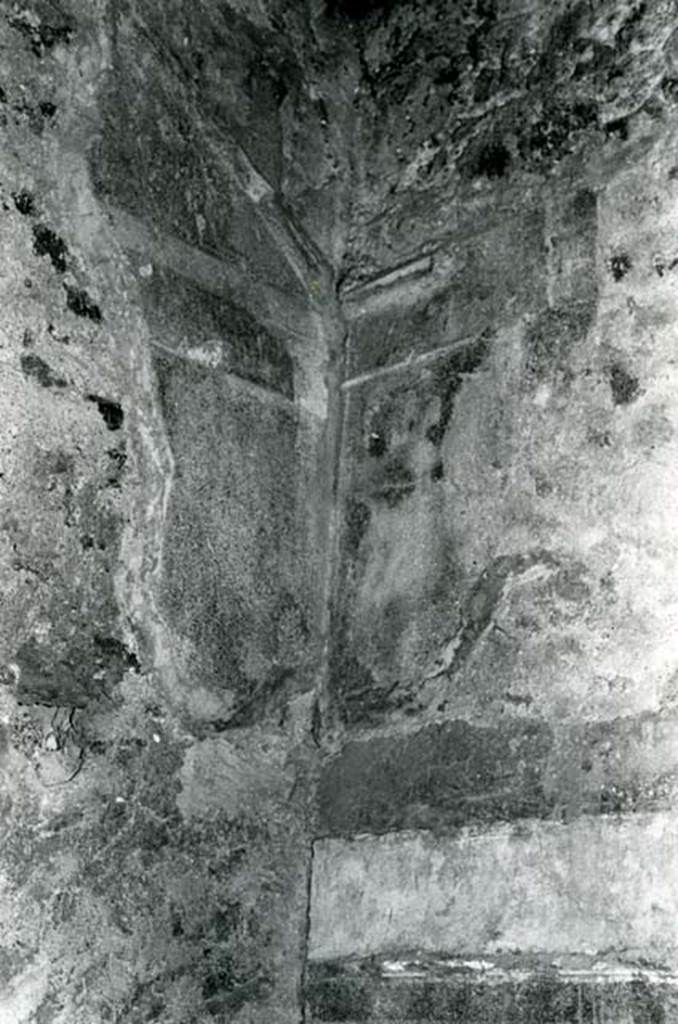 V.1.7 Pompeii. 1972. House of the Bull, second doorway, third room, E of atrium, NE corner. Photo courtesy of Anne Laidlaw.
American Academy in Rome, Photographic Archive. Laidlaw collection _P_72_8_27.