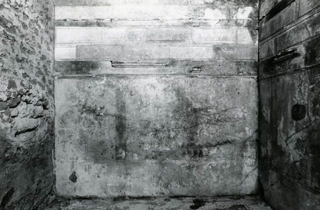 V.1.7 Pompeii. 1972. House of the Bull, second room doorway, right of atrium, back E wall. Photo courtesy of Anne Laidlaw.
American Academy in Rome, Photographic Archive. Laidlaw collection _P_72_8_9.
