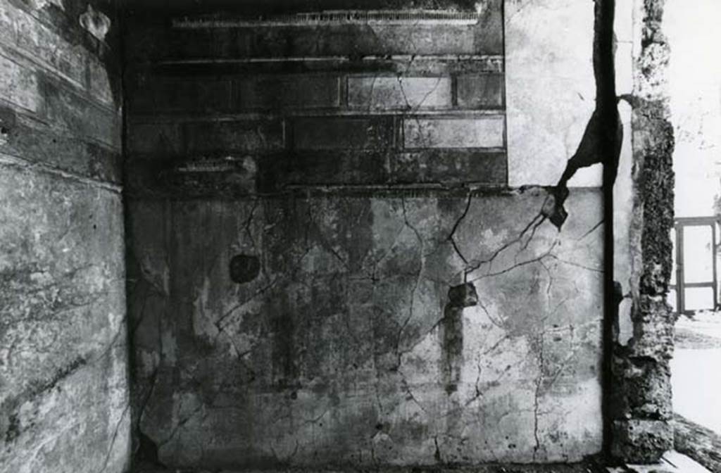 V.1.7 Pompeii. 1972. House of the Bull, second doorway, third room, right of atrium, S wall and SE corner. Photo courtesy of Anne Laidlaw.
American Academy in Rome, Photographic Archive. Laidlaw collection _P_72_8_32.