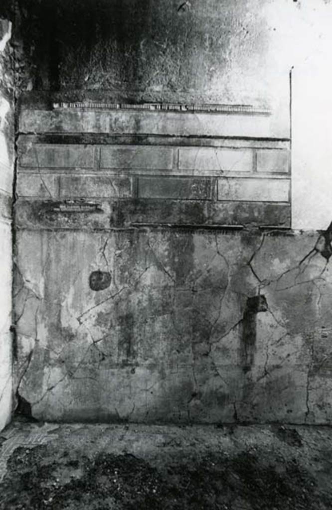 V.1.7 Pompeii. 1972. House of the Bull, second doorway, third room, right of atrium, S wall. Photo courtesy of Anne Laidlaw.
American Academy in Rome, Photographic Archive. Laidlaw collection _P_72_8_15.